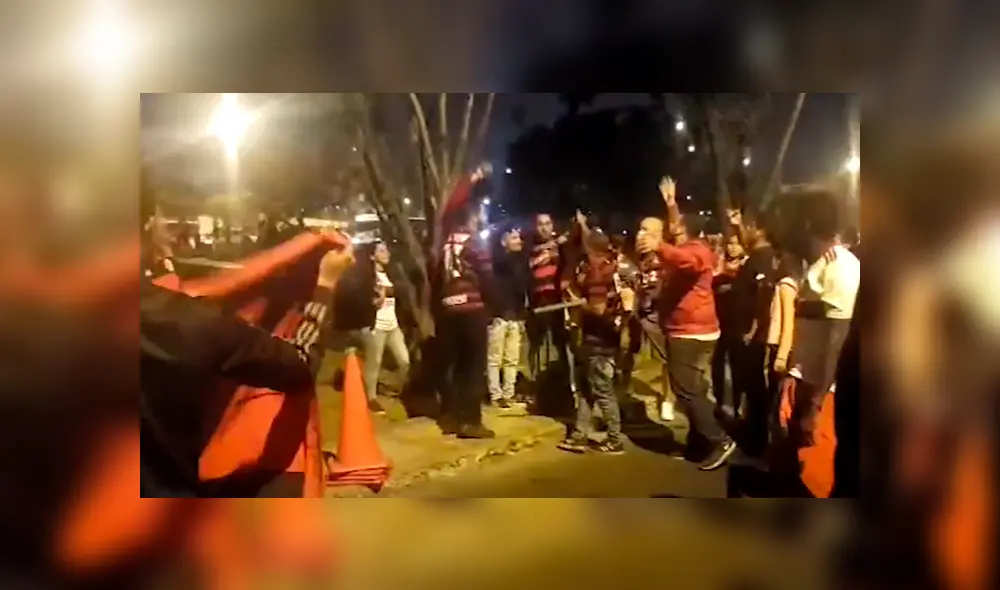 Hinchas de Flamengo arengaron a su salida del Monumental. Foto: Captura Hinchas de Flamengo arengaron a su salida del Monumental. Foto: Captura