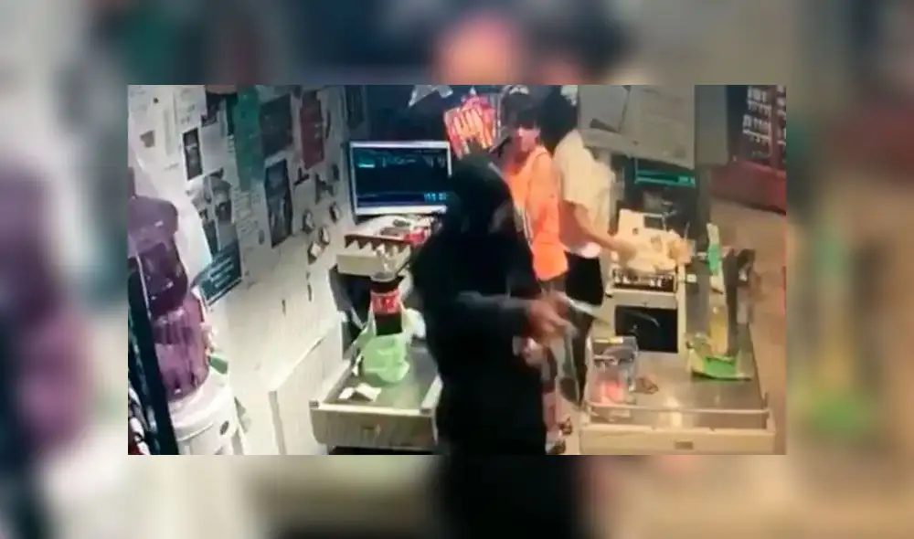 Embarazada es amenazada con pistola por ladrones y su compañera la defiende con una caja de cervezas [VIDEO]