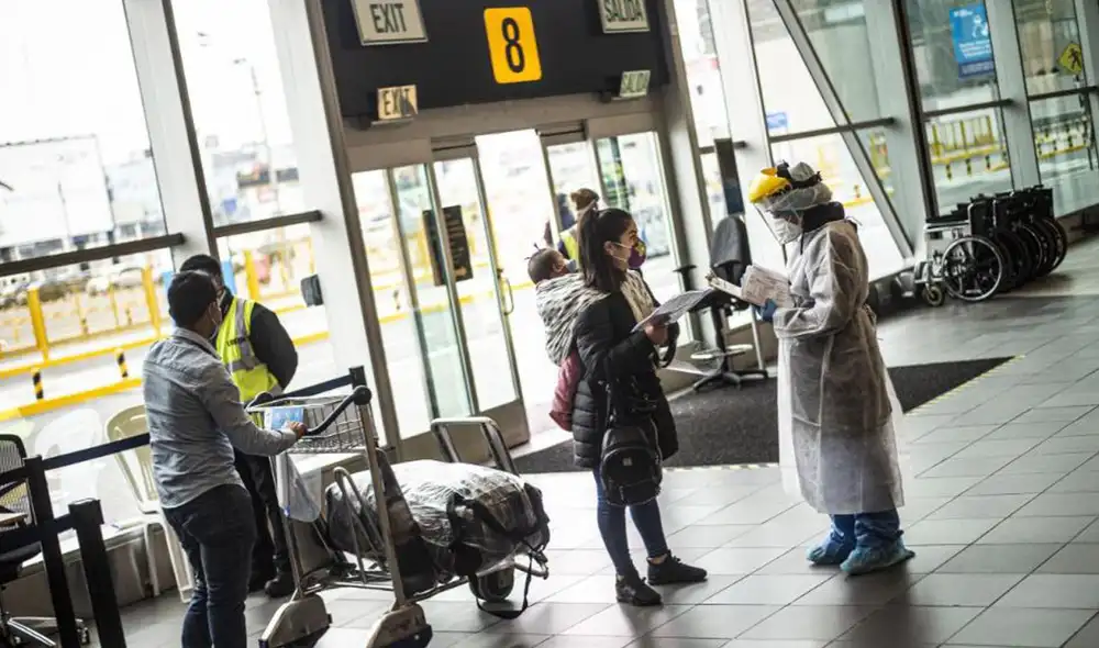 El decreto también señala que a las personas que ingresen al Perú hasta mañana 3 de enero provenientes de países donde se están las nuevas variantes del COVID-19, se les aplicará una prueba de antígeno para descartar al virus. Foto: AFP El decreto también señala que a las personas que ingresen al Perú hasta mañana 3 de enero provenientes de países donde se están las nuevas variantes del COVID-19, se les aplicará una prueba de antígeno para descartar al virus. Foto: AFP