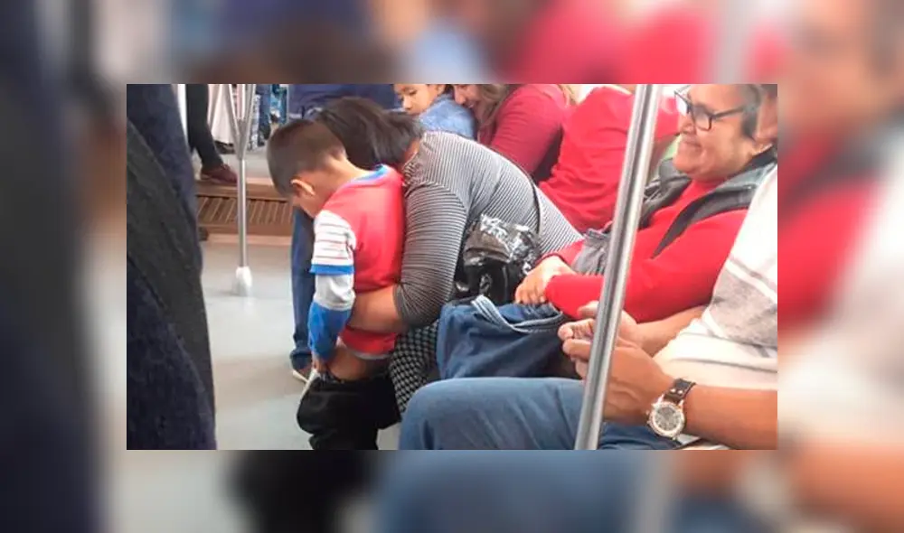 Facebook Viral: Opiniones divididas tras ver como un mujer hacía orinar dentro de botella a su bebé en el tren [FOTO] 