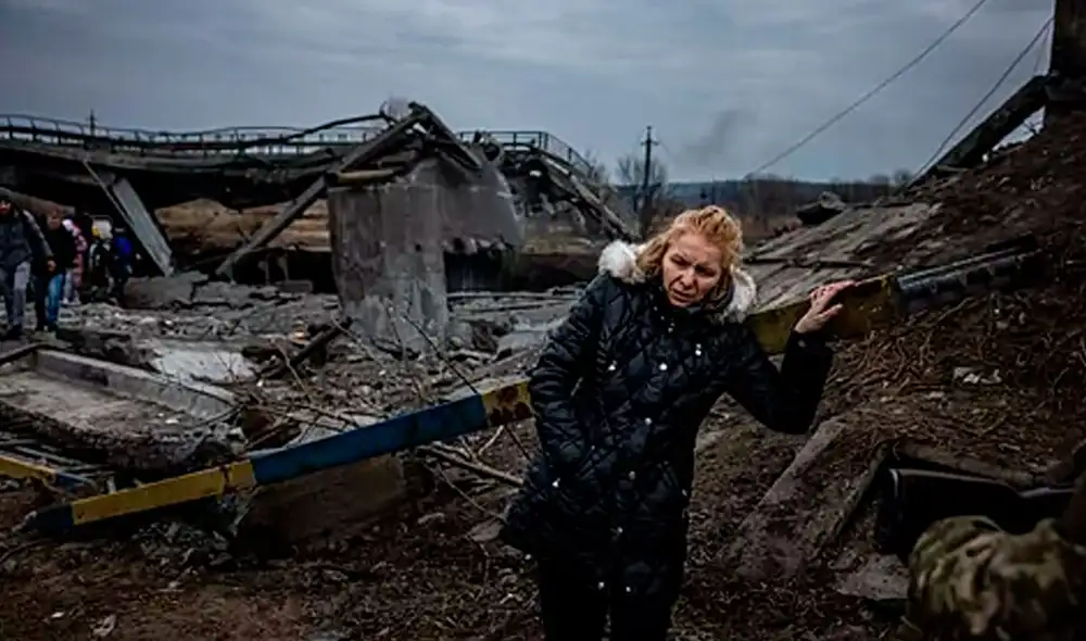 Una mujer ucraniana en Sumy tras los bombardeos rusos. Foto: AFP Una mujer ucraniana en Sumy tras los bombardeos rusos. Foto: AFP