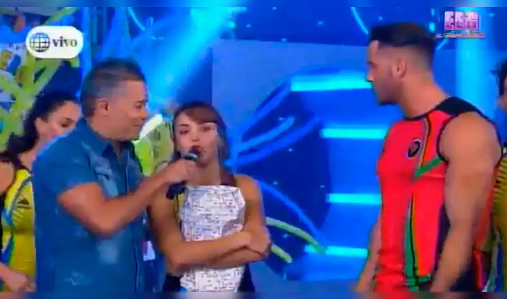 EEG: Fabio Agostini le dio regalo a Rosángela Espinoza, pero ella terminó corriendo