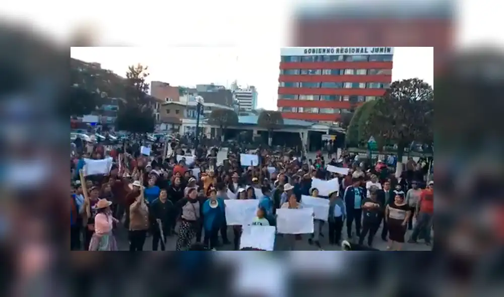 Ciudadanos de Huancayo reunidos en el los exteriores de la Municipalidad de esta ciudad solicitando la expulsión de migrantes venezolanos. (Foto: Captura video Tedateo) Ciudadanos de Huancayo reunidos en el los exteriores de la Municipalidad de esta ciudad solicitando la expulsión de migrantes venezolanos. (Foto: Captura video Tedateo)