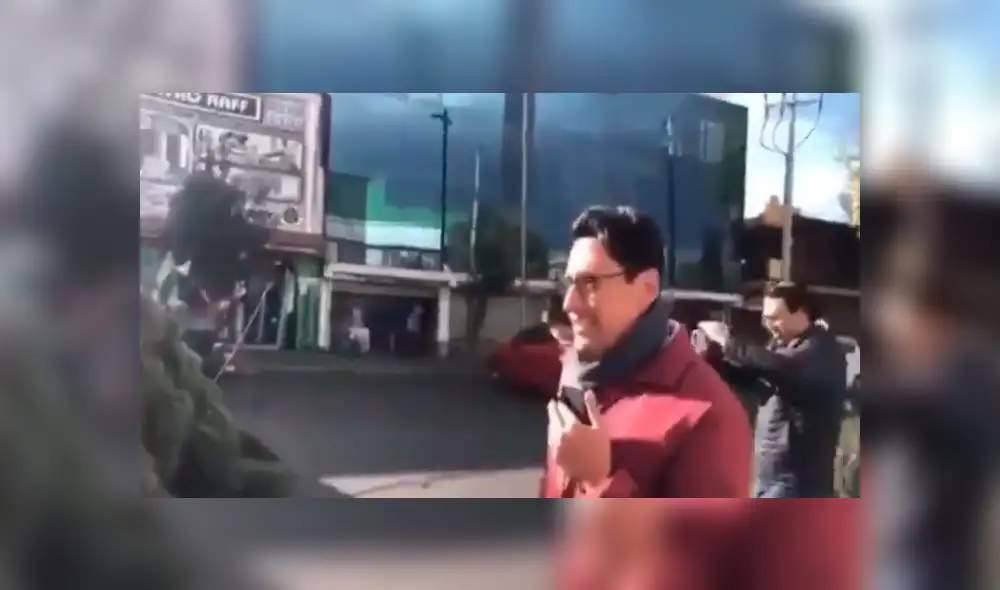 En Facebook, un reportero no imaginó que sería protagonista de la noticia al informar que su auto fue destrozado por un árbol.