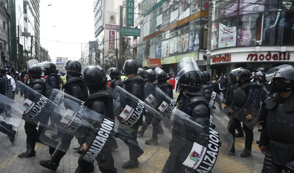 Agentes de fiscalización del distrito de La Victoria en Gamarra. Foto: Marco Cotrina / La República Agentes de fiscalización del distrito de La Victoria en Gamarra. Foto: Marco Cotrina / La República