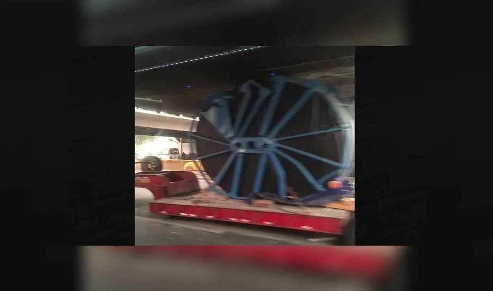 SJM: camión quedó atascado en el Puente Atocongo  [VIDEO]