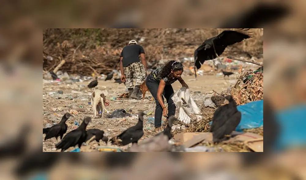 Venezolanos son vistos en el basurero municipal en la ciudad de Pacaraima (Brasil). Foto: EFE