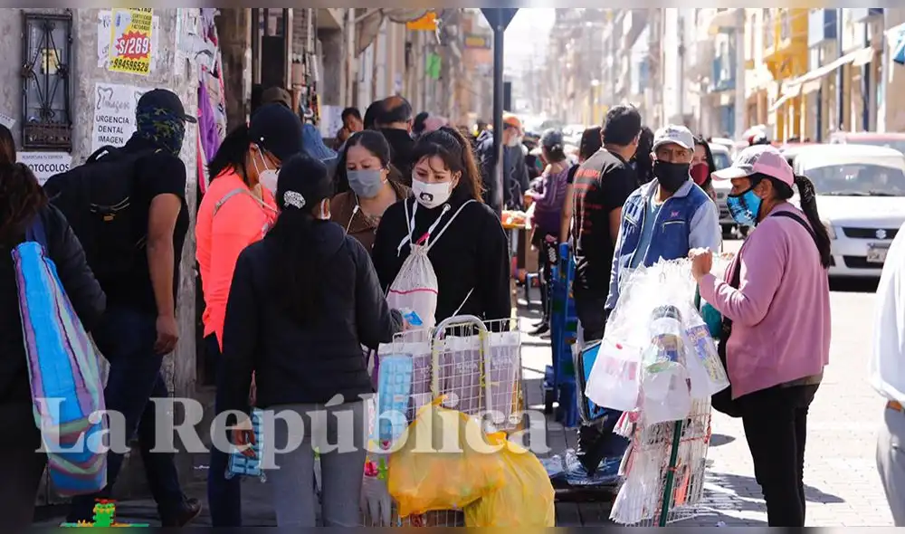 Cales del Cercado en Arequipa son un peligro porque no se respeta el distanciamiento social sugerido. Cales del Cercado en Arequipa son un peligro porque no se respeta el distanciamiento social sugerido.