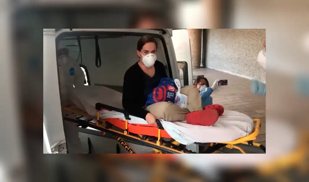 Una enfermera la ayudó para que siguiera luchando contra el coronavirus. (Foto: Captura) Una enfermera la ayudó para que siguiera luchando contra el coronavirus. (Foto: Captura)