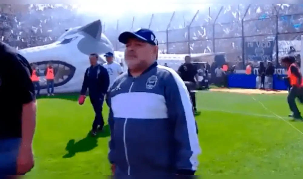 Diego Maradona: así recibió la hinchada del Gimnasia La Plata al 10.