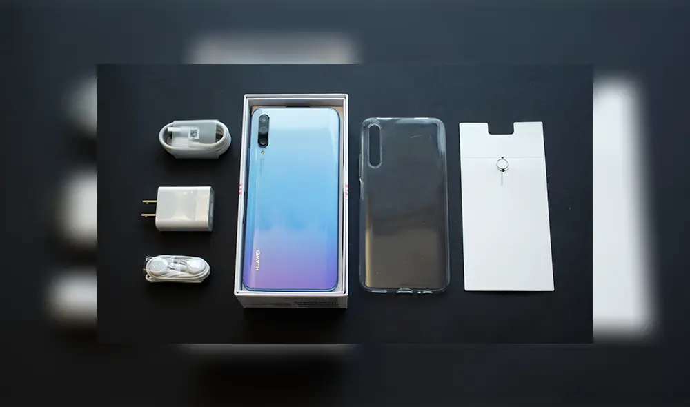 Todos los accesorios que llegan dentro de la caja del Huawei Y9s. | Foto: Carol Larrain