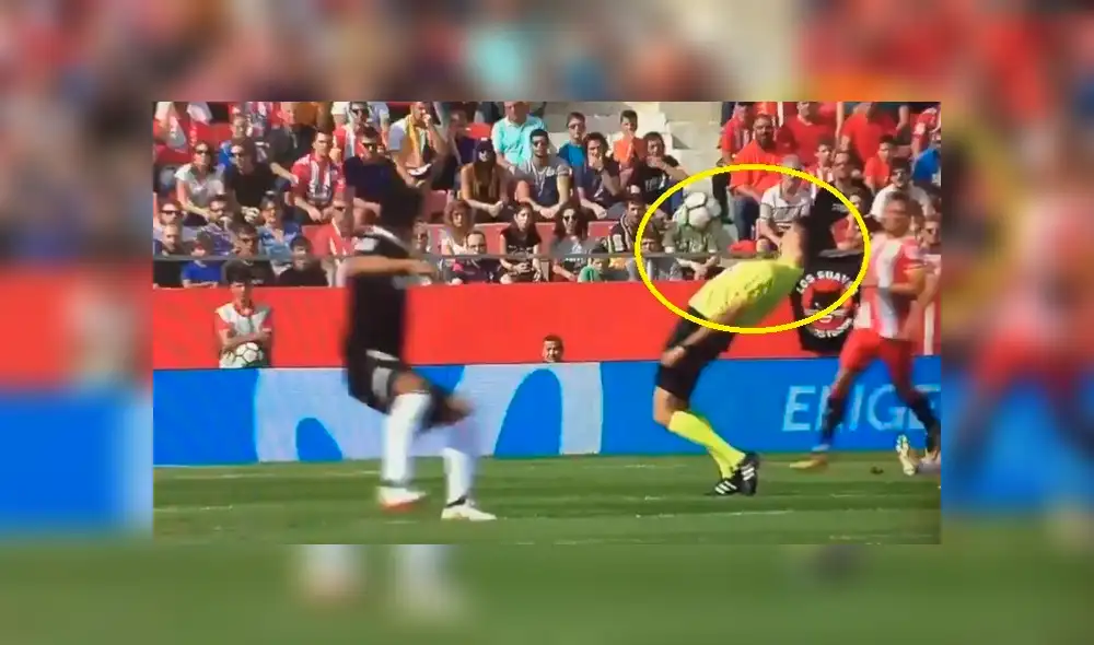 YouTube: Árbitro hace una maniobra de 'Matrix' para no cortar el juego