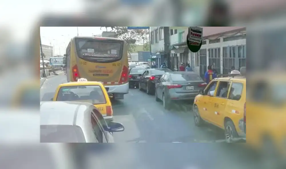 #YoDenuncio: autos estacionado en vía pública genera congestión vehicular #YoDenuncio: autos estacionado en vía pública genera congestión vehicular