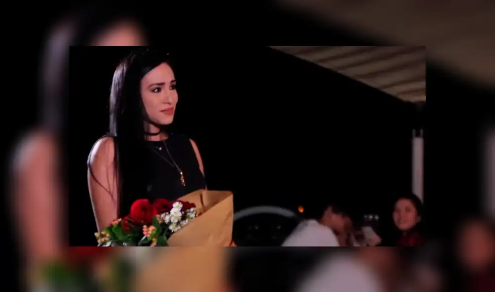 Desliza hacia la izquierda para ver la inesperada sorpresa que se llevó la joven al recibir la propuesta de matrimonio de su pareja.