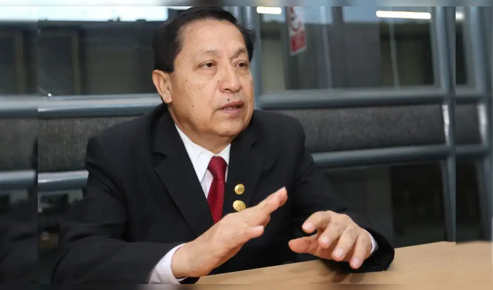 Rector Jorge Oliva Núñez.