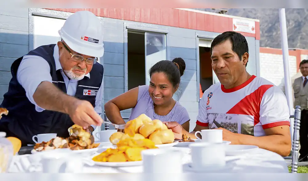 Evangelina Chamorro recibe lote de 800 m2 en Pachacamac