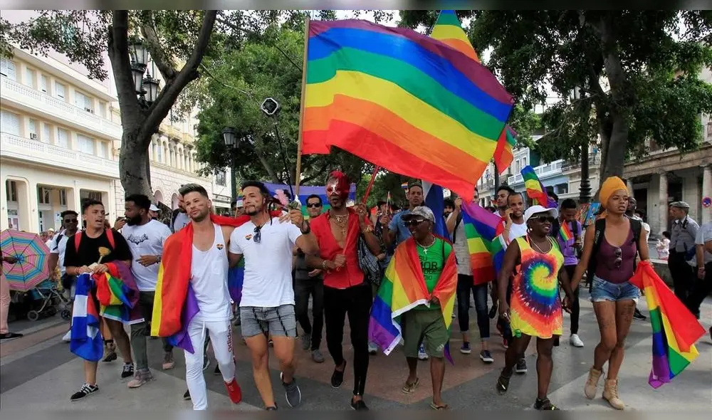 Personas salen a marchar como muestra de apoyo a los derechos y reconocimiento de la comunidad LGTBIQ. (Foto: El Periódico)