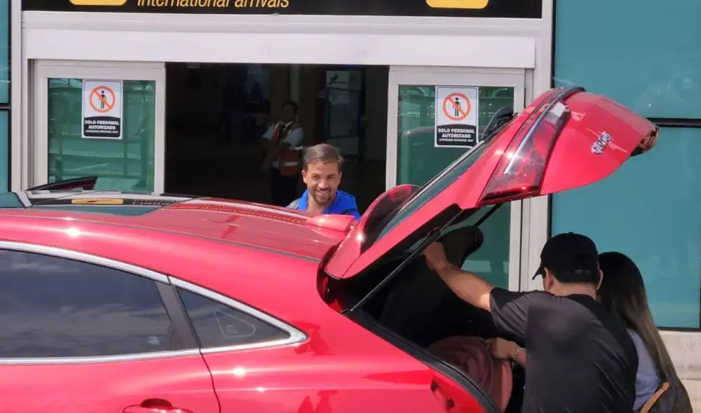 Gabriel Costa saliendo del Aeropuerto Jorge Chavez. Foto: Deysi Portuguez / URPI-LR