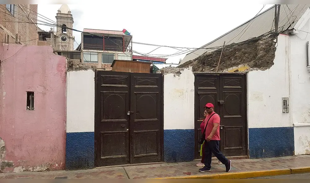 Kallpa. Como si de una broma se tratara, el gobernador mantenía una sonrisa ante las recriminaciones de los agricultores de La Joya, a quienes trató de vendidos.