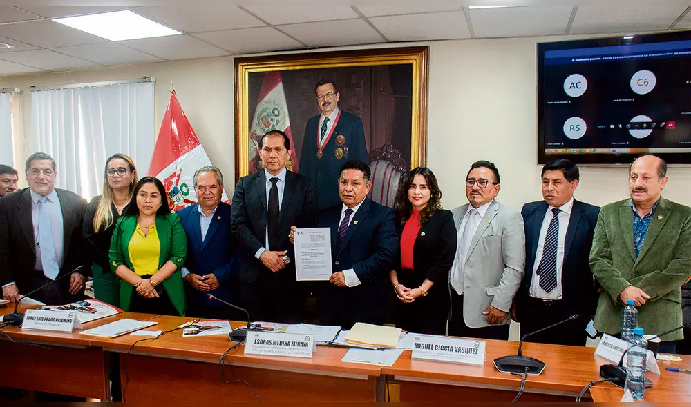 Aliados. El ministro de la Producción en compañía de algunos congresistas apoyó el proyecto que busca derogar la Ley 31622, que previene la pesca ilegal. Foto: difusión Aliados. El ministro de la Producción en compañía de algunos congresistas apoyó el proyecto que busca derogar la Ley 31622, que previene la pesca ilegal. Foto: difusión