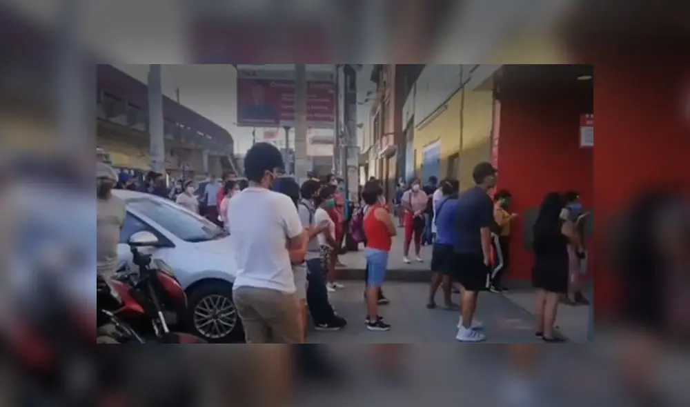 Cientos de personas se acercaron al local para recoger sus pedidos. (Foto: Captura de video / América Noticias) Cientos de personas se acercaron al local para recoger sus pedidos. (Foto: Captura de video / América Noticias)