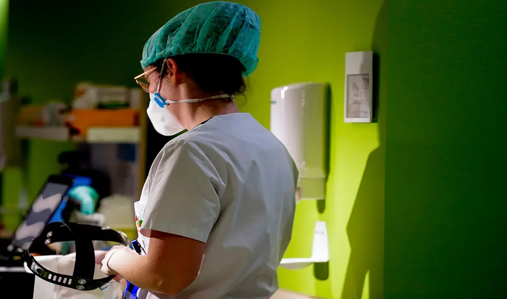 "Tanto desde el punto de vista ético como desde el de la supervivencia del sistema sanitario", el portavoz francófono del comité técnico contra el coronavirus, Yves van Laethem, desacreditó la opción de tener inmunidad de grupo sin vacunas. Foto: EFE