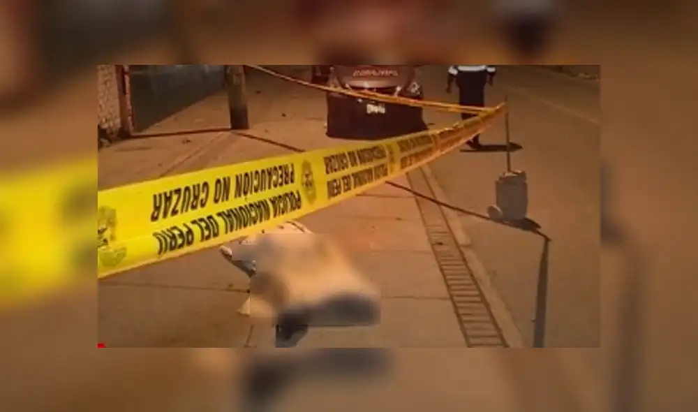 Cadáver de joven fue encontrado en la acera de la avenida Ferrocarriles. Créditos: América.