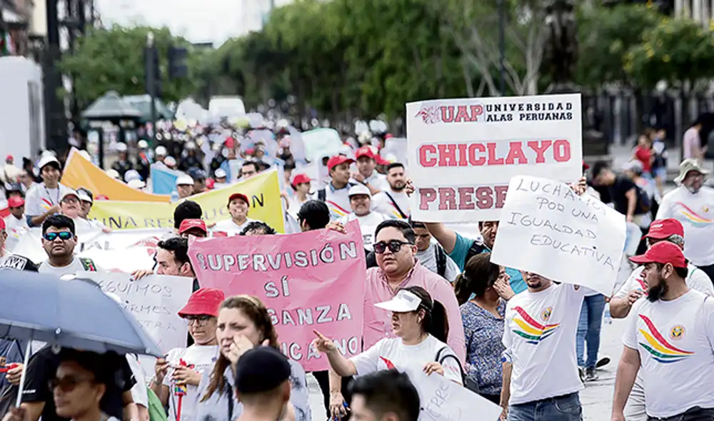 Situación. Los alumnos de la UAP deberán trasladarse a una universidad licenciada. En provincias hubo algunas protestas. Situación. Los alumnos de la UAP deberán trasladarse a una universidad licenciada. En provincias hubo algunas protestas.