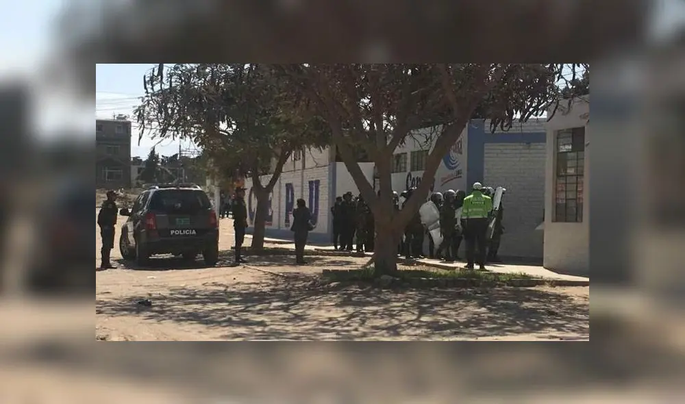 Toma duro algunas horas tras decisión de alumnos en contra del aumento de la tarifa en el comedor universitario. Policía tuvo que intervenir. (Foto: Difusión) Toma duro algunas horas tras decisión de alumnos en contra del aumento de la tarifa en el comedor universitario. Policía tuvo que intervenir. (Foto: Difusión)