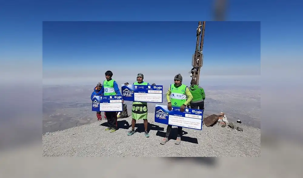 Eduardo Villanueva (centro) fue el ganador de la competencia de ascenso al Misti.