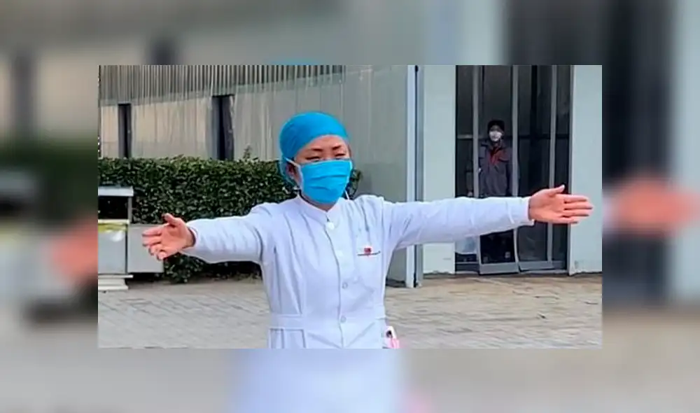 Enfermera china consuela a su hija con ‘abrazo aéreo’ desde zona de cuarentena por coronavirus [VIDEO]