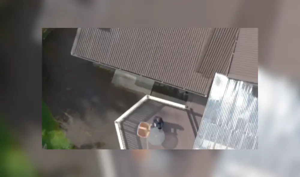 A través de YouTube se hizo viral el ingenioso truco que utilizó un joven para comprar un café desde su casa.