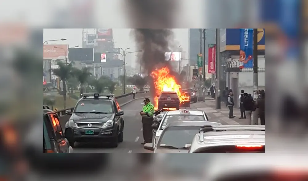 Camioneta se incendió en el distrito de San Borja. Foto: Reportero Ciudadano