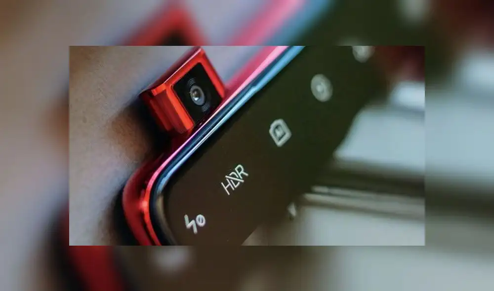 Xiaomi Mi 9T Pro tiene una cámara frontal al estilo pop-up.