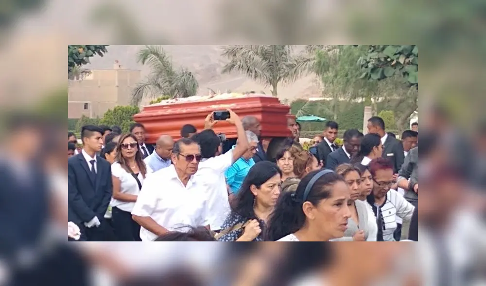 Estudiantes fueron sepultados juntos en el cementerio Parque del Recuerdo del Callao. (Foto: Grace Mora / La República) Estudiantes fueron sepultados juntos en el cementerio Parque del Recuerdo del Callao. (Foto: Grace Mora / La República)