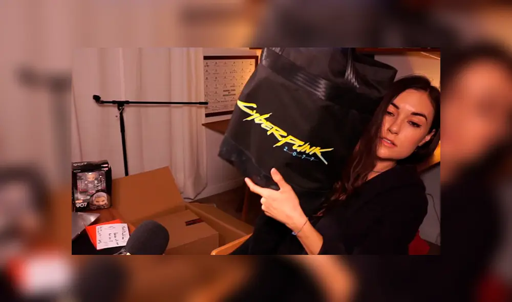 Una Bolsa de Cyberpunk 2077 con una agenda y libros de The Witcher.
