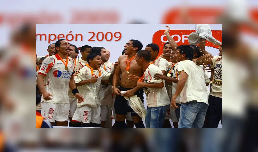 CLASICO DEL FUTBOL PERUANO ENTRE LOS EQUIPOS DE UNIVERSITARIO DE DEPORTES Y ALIANZA LIMA DISPUTADO EN EL ESTADIO MONUMENTAL DE ATE VALIDO POR LOS PLAY OFF PARA DEFINIR AL CAMPEON NACIONAL DEL TORNEO DESCENTRALIZADO 2009. UNIVERSITARIO SE CONSAGRA CAMPEON NACIONAL DEL TORNEO DESCENTRALIZADO 2009 TRAS DERROTAR A ALIANZA LIMA EN LAS DEFINICIONES. JUGADORES Y TODO EL PLANTEL CREMA CELEBRAN EUFORICOS LA OBTENCION DEL TITULO