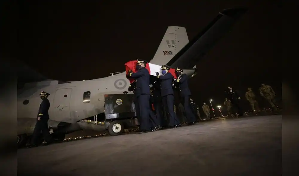 Rinden homenaje póstumo a 4 tripulantes de la FAP que murieron mientras trasladaban alimentos a la selva peruana. Foto: PCM. Rinden homenaje póstumo a 4 tripulantes de la FAP que murieron mientras trasladaban alimentos a la selva peruana. Foto: PCM.