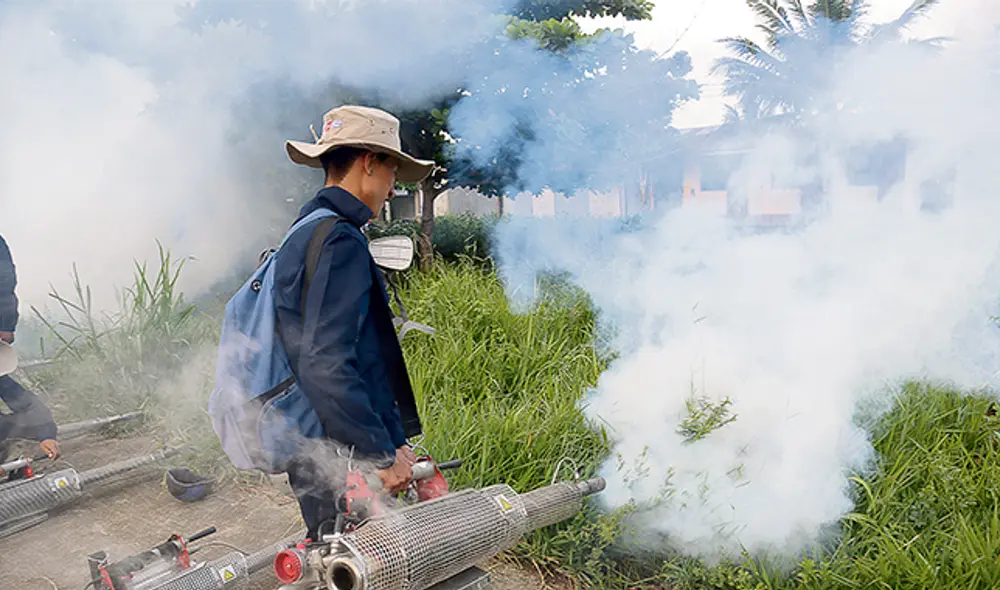 Prevención. Fumigación en las zonas vulnerables evitará el desarrollo del zancudo Aedes aegypti, transmisor de la enfermedad del dengue. Prevención. Fumigación en las zonas vulnerables evitará el desarrollo del zancudo Aedes aegypti, transmisor de la enfermedad del dengue.