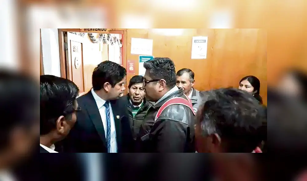 con el pie en alto. Dirigentes de Juliaca atacan a funcionario. con el pie en alto. Dirigentes de Juliaca atacan a funcionario.