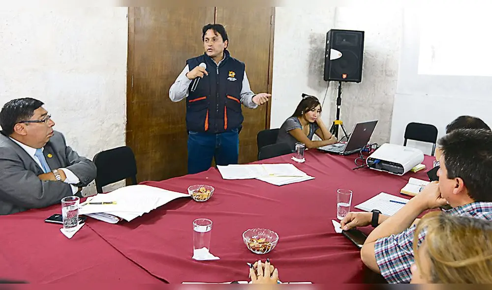 exposición. Valcárcel dio a conocer plan de obras de este año.