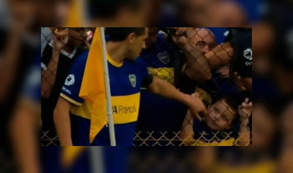 Riquelme y el niño del alambrado Riquelme y el niño del alambrado