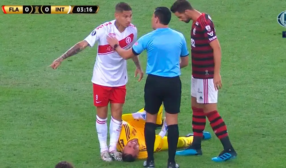 Paolo Guerrero le propinó una falta al portero del Flamengo y todo el Maracaná lo abucheó. | Foto: Fox Sports Paolo Guerrero le propinó una falta al portero del Flamengo y todo el Maracaná lo abucheó. | Foto: Fox Sports