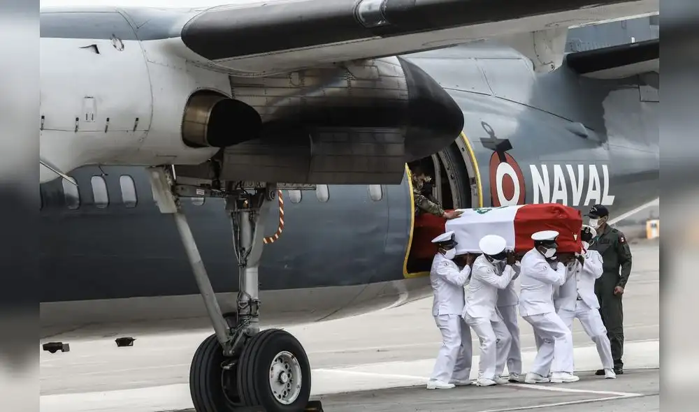 El cuerpo del oficial de la marina fue trasladado para recibir la ceremonia correspondiente. Foto: Aldair Mejía