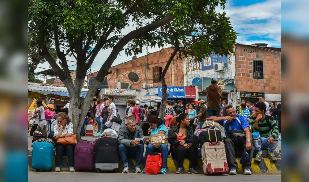 Venezuelan citizens rest in Cucuta, Norte de Santander Department, Colombia after crossing the Simon Bolivar international bridge from San Antonio del Tachira, Venezuela on July 25, 2017. - Some 25.000 Venezuelans cross to Colombia and return to their country daily with food, consumables and money from ilegal work, according to official sources. Also, there are 47.000 Venezuelans in Colombia with legal migratory status and another 150.000 who have already completed the 90 allowed days and are now without visa. (Photo by Luis Acosta / AFP)