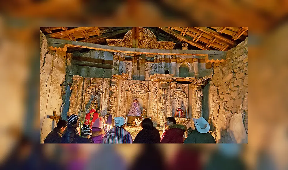 Con fe. Altar estilo barroco apenas sostenido por una pared agrietada.