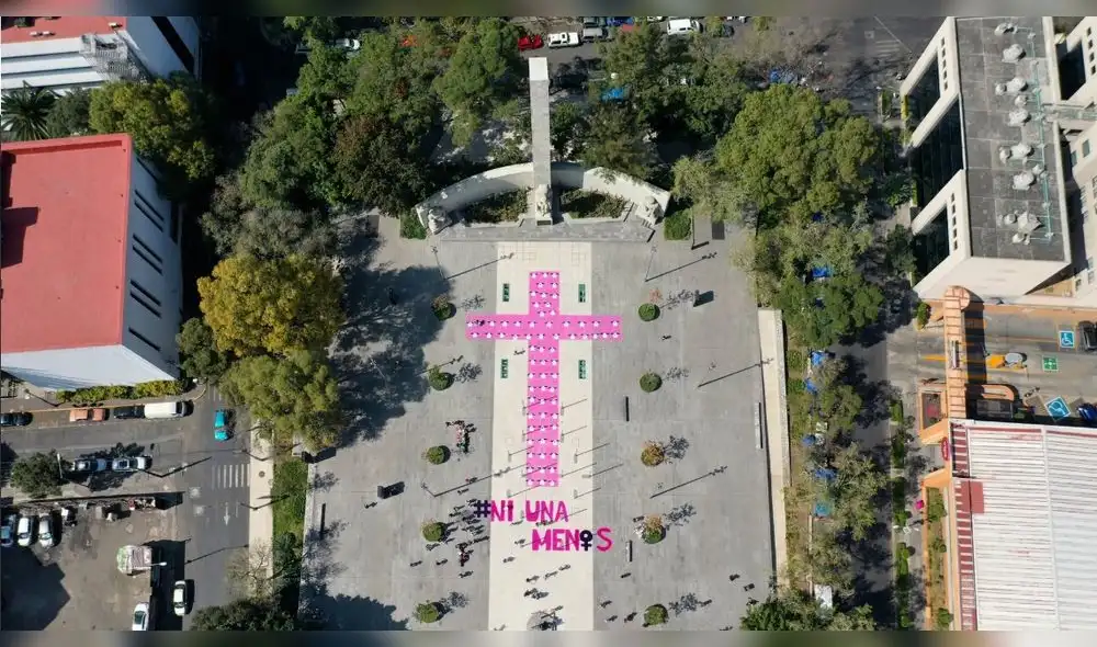 Grupos de mujeres pegaron cruces rosas por todo el país y pintaron una gigante a los pies del Monumento a la Madre. Foto: Twitter.