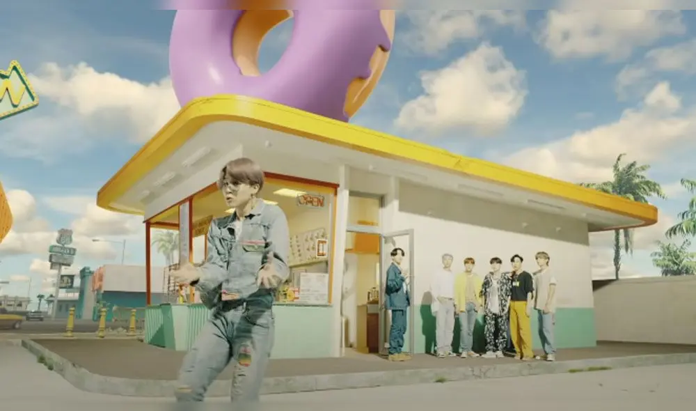 Desliza para ver más fotos del MV "Dynamite" de BTS. Créditos: Big Hit Entertainment Desliza para ver más fotos del MV "Dynamite" de BTS. Créditos: Big Hit Entertainment