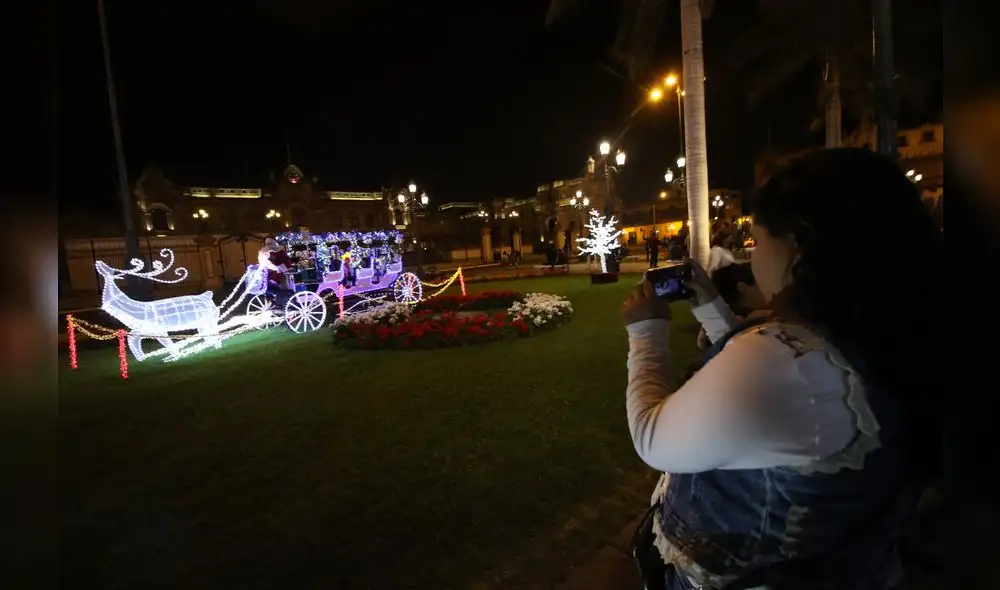La magia de la Navidad ilumina la plaza de Armas y  calles del centro histórico