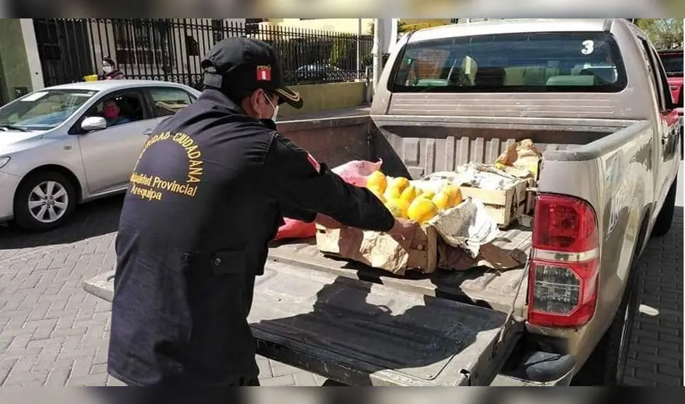 Entregaron cajas de plátanos, papayas, entre otras frutas. Fuente foto: Frase Corta.